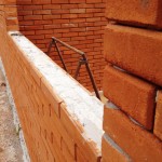 construcao-tijolo-ecologico-6-preenchimento-canaleta